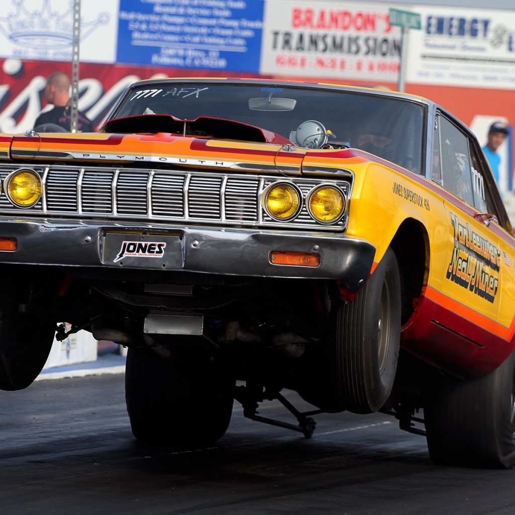 Мощный автомобиль Плимут встал на дыбы