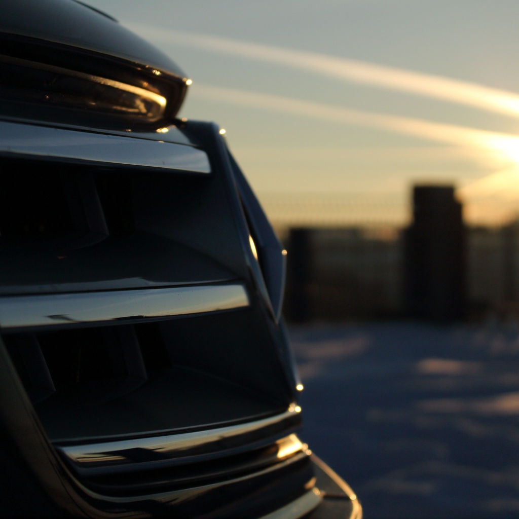 Радиаторная решетка дорого автомобиля