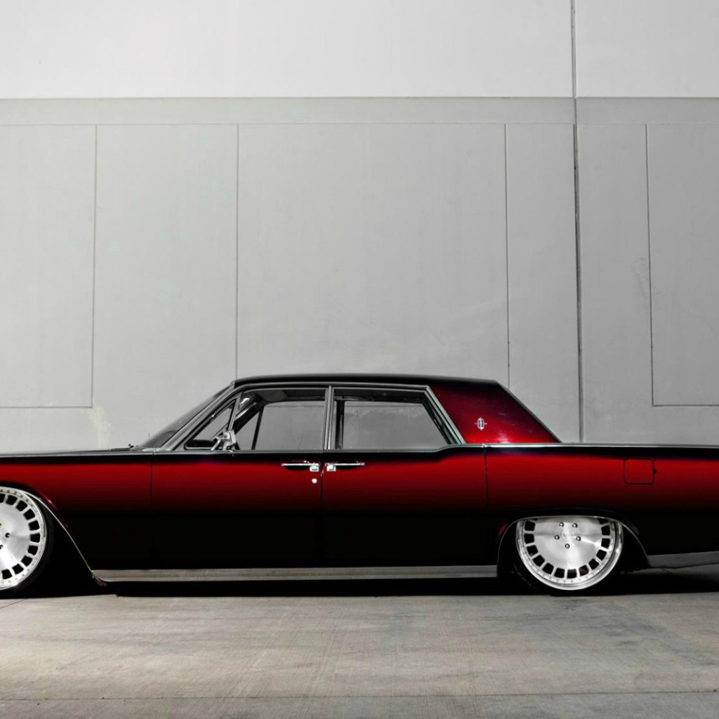 Красный Lincoln Continental
