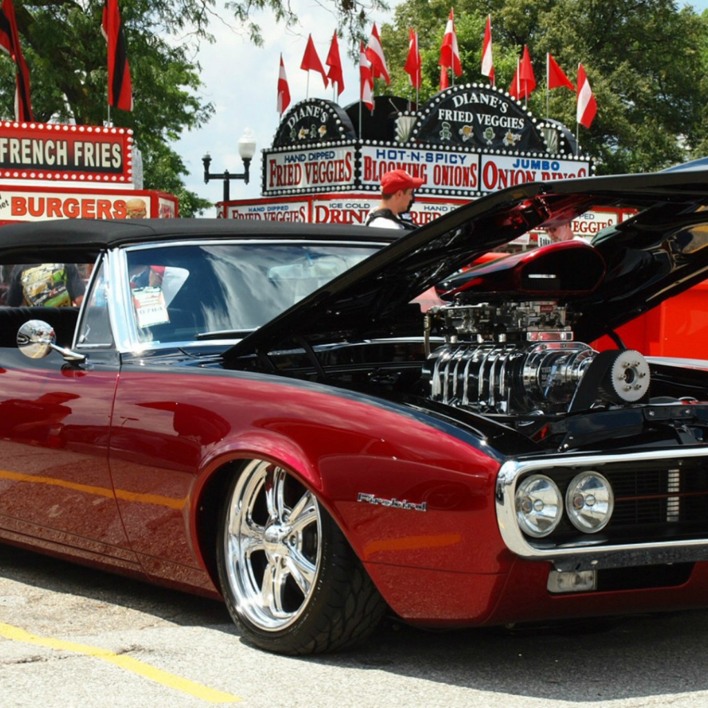 Красный Pontiac Firebird