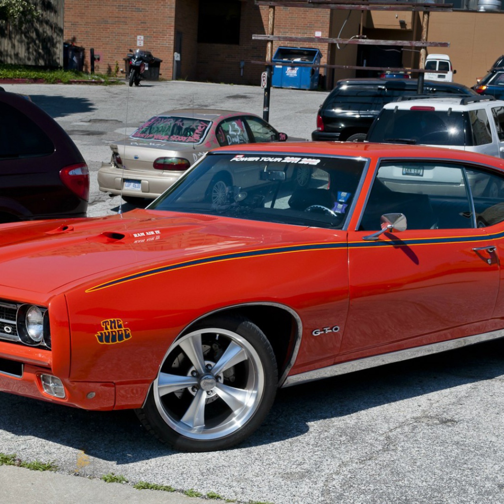 Красный Pontiac GTO Judge