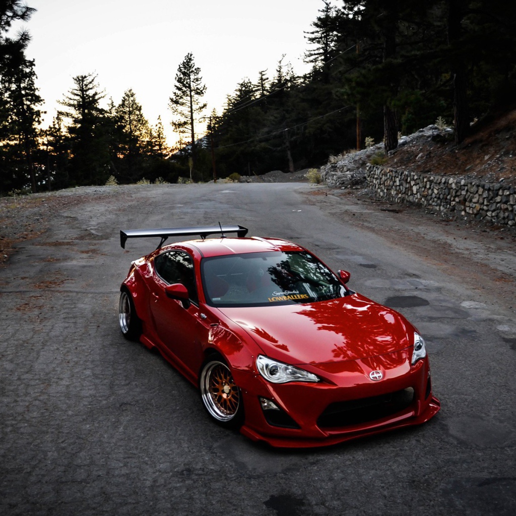 Красный Scion за городом