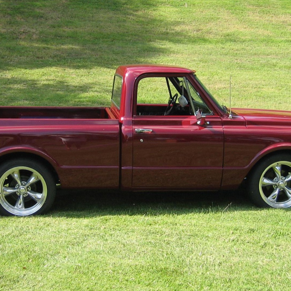 Красный мощный пикап