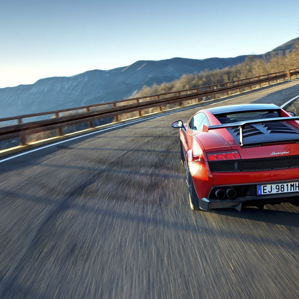 Красный гоночный автомобиль на горной дороге