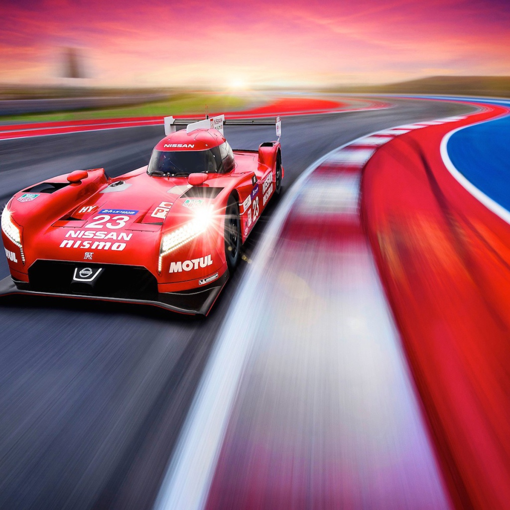 Красный гоночный автомобиль на треке