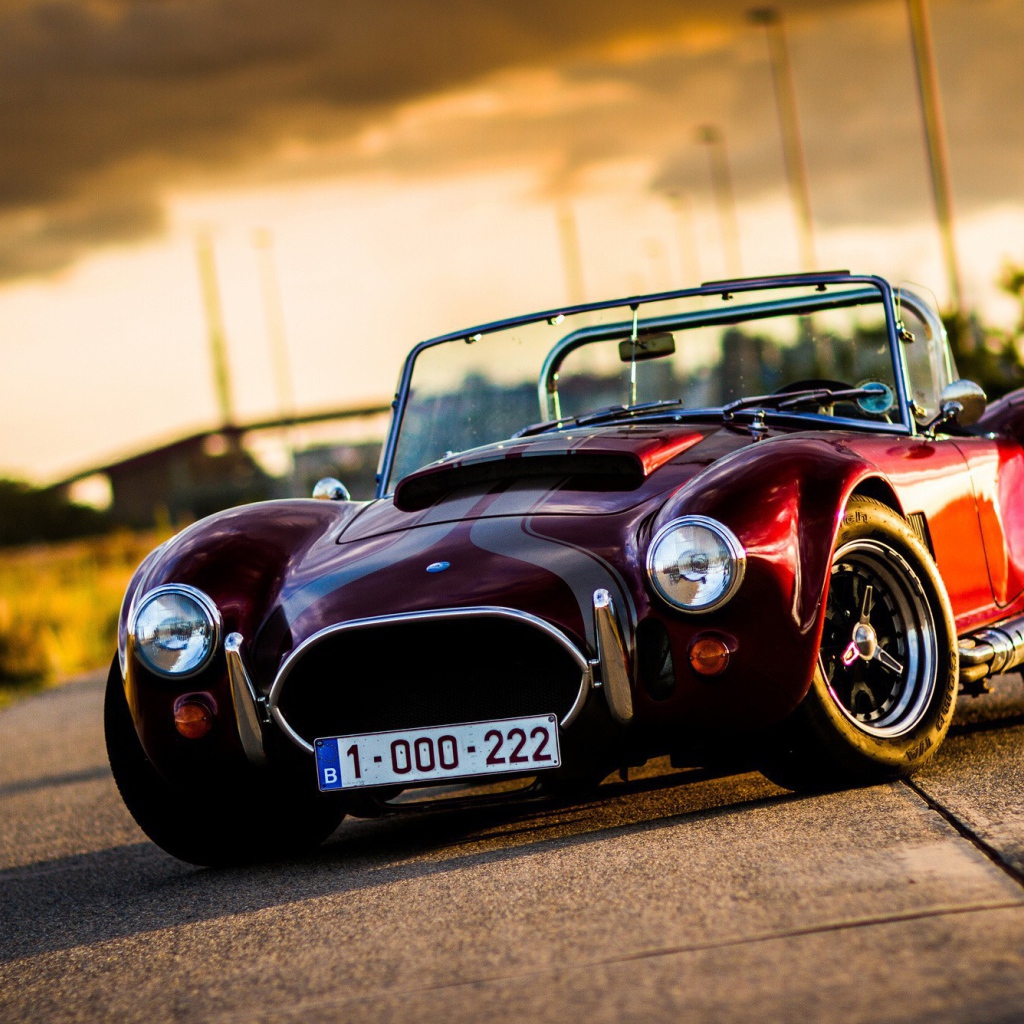 Красный ретро автомобиль Шелби