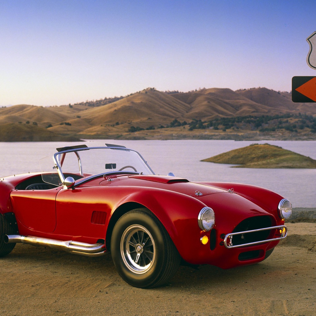 Ретро автомобиль Shelby Cobra 427 на шоссе 66