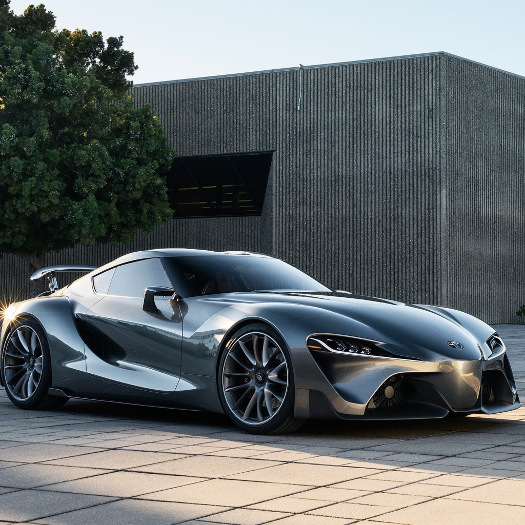 Автомобиль Scion на фоне здания