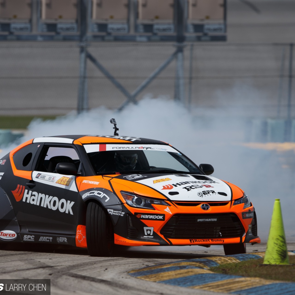 Автомобиль Scion на гоночном треке