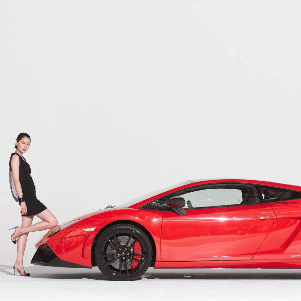 Девушка поставила колено на капот автомобиля