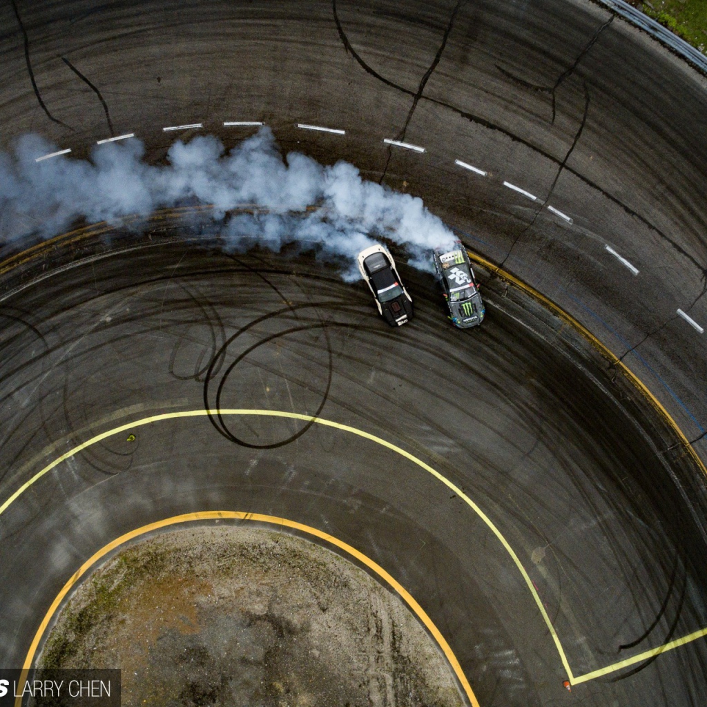 Дым от дрифтующих автомобилей