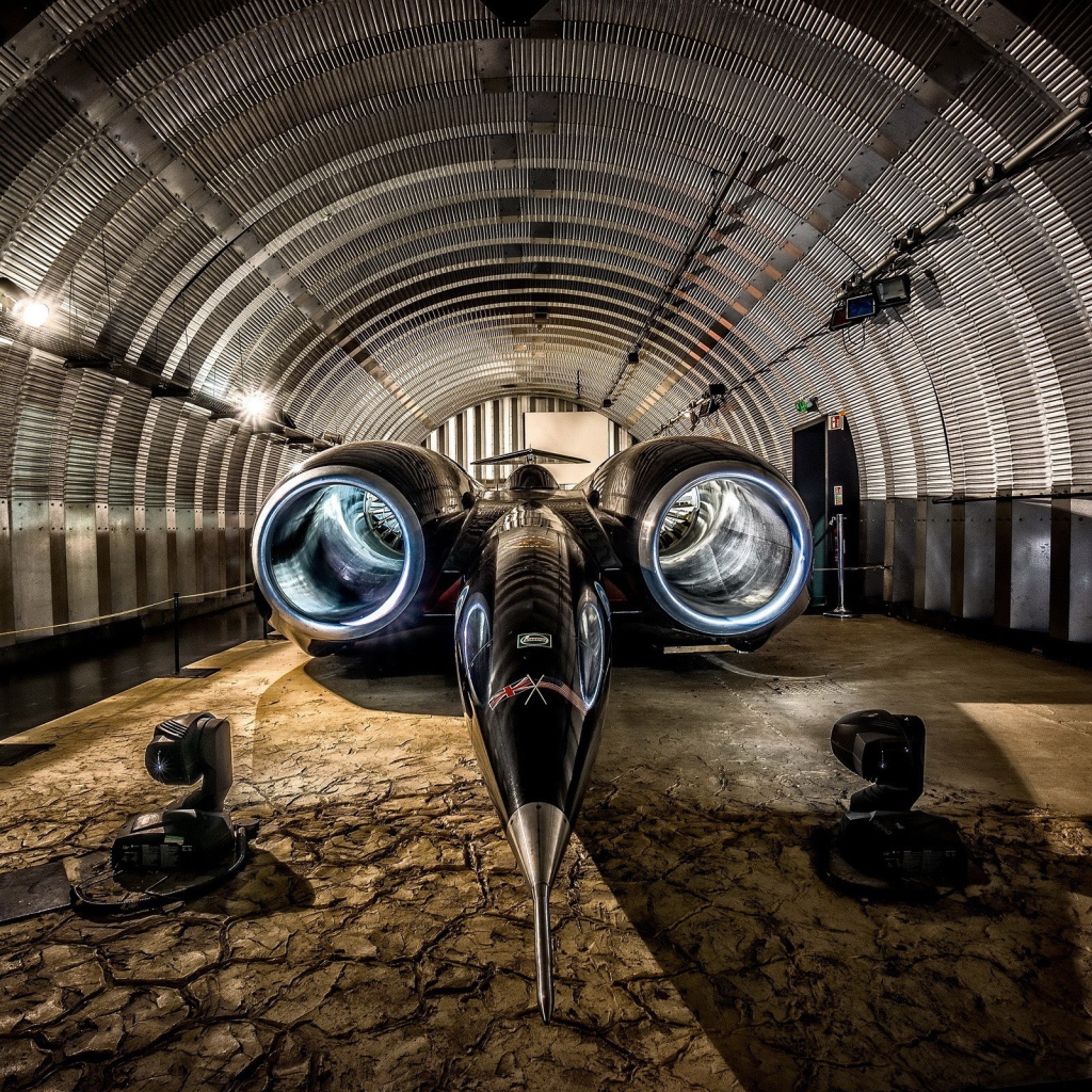 Скоростной автомобиль Thrust SSC в ангаре