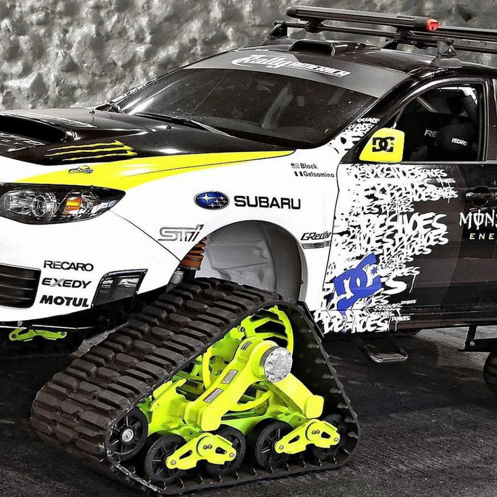 Автомобиль Subaru WRX на гусеничном ходу