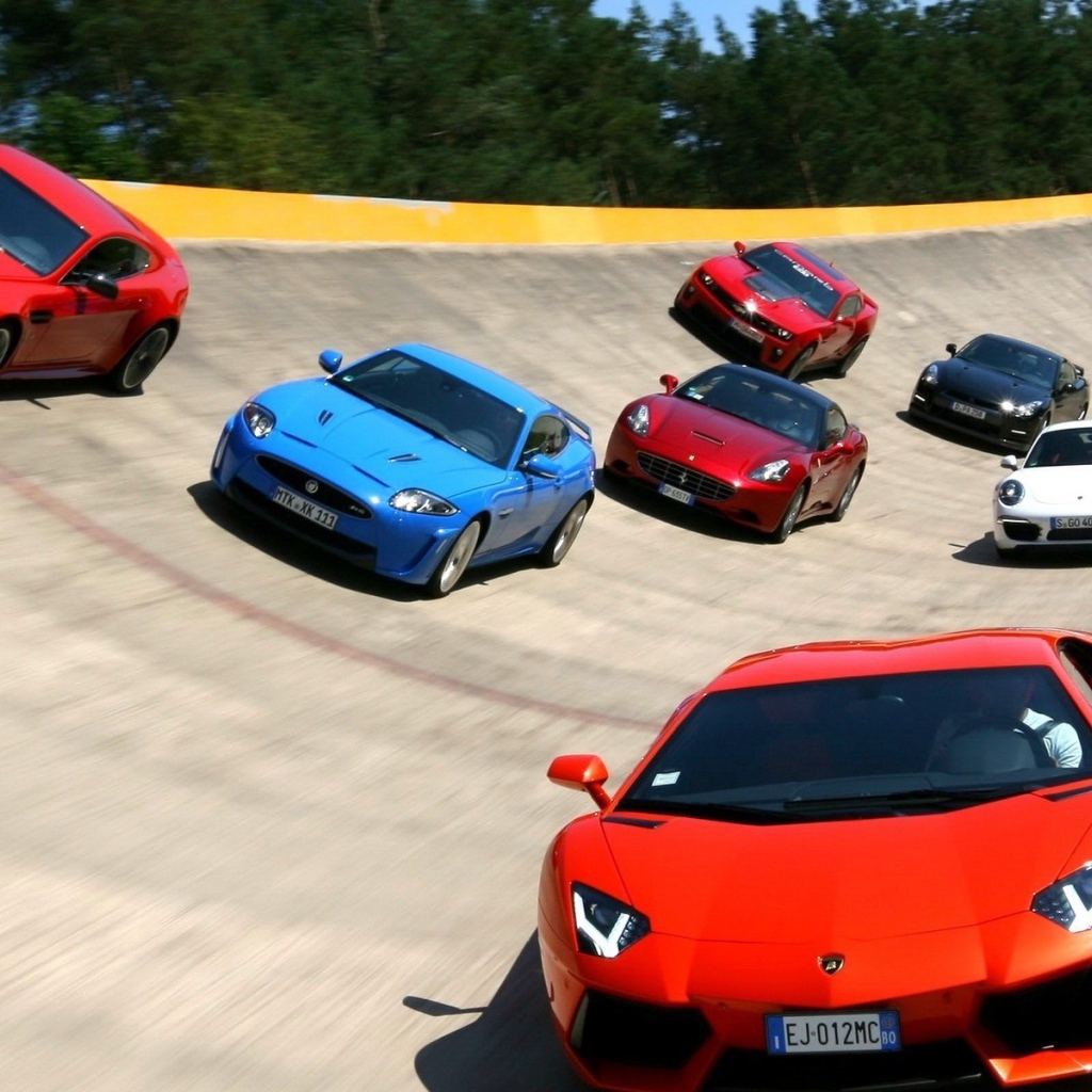 Спортивные суперкары на изогнутой поверхности