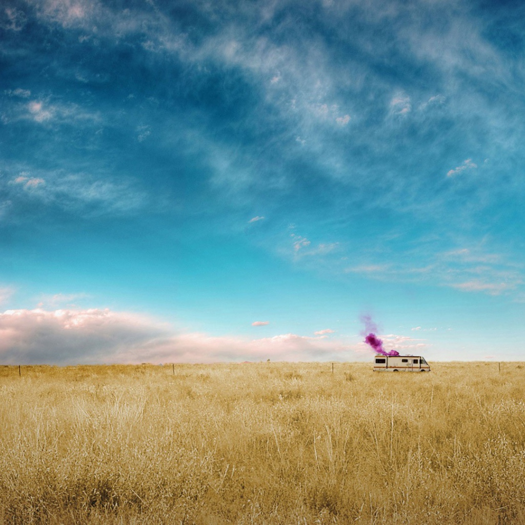 Автомобиль стоит среди поля