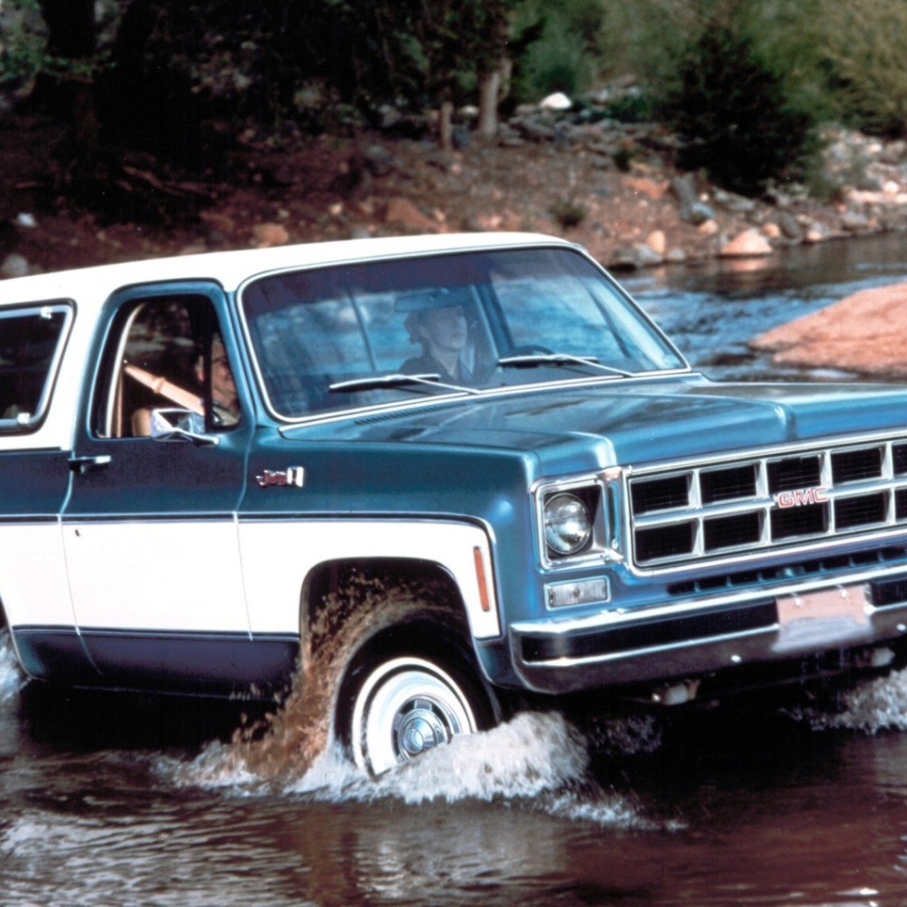 Автомобиль преодолевает реку вброд