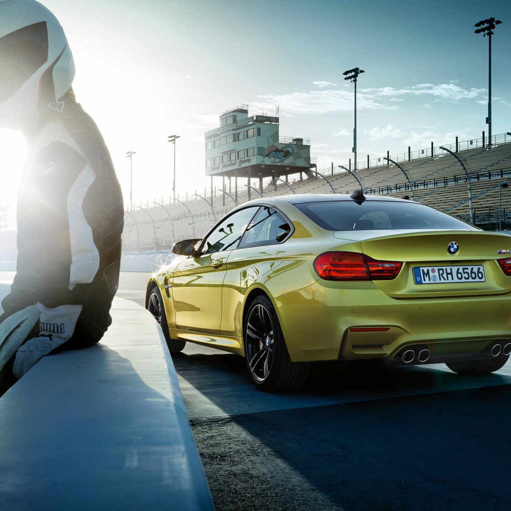 Гонщик отдыхает на парапете трека