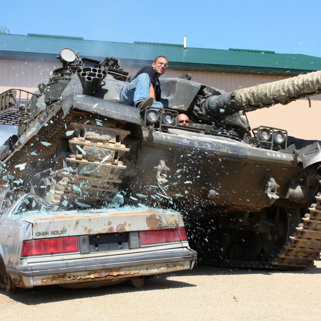 Танк переезжает через автомобиль