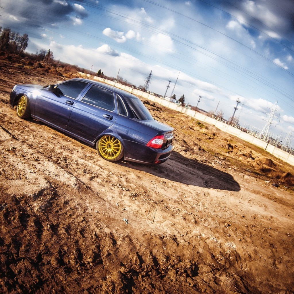 Автомобиль стоит на грунтовой дороге