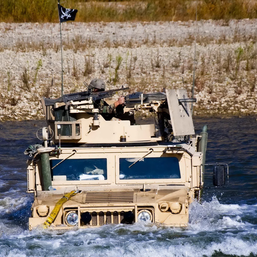 Военный Хаммер преодолевает водную преграду