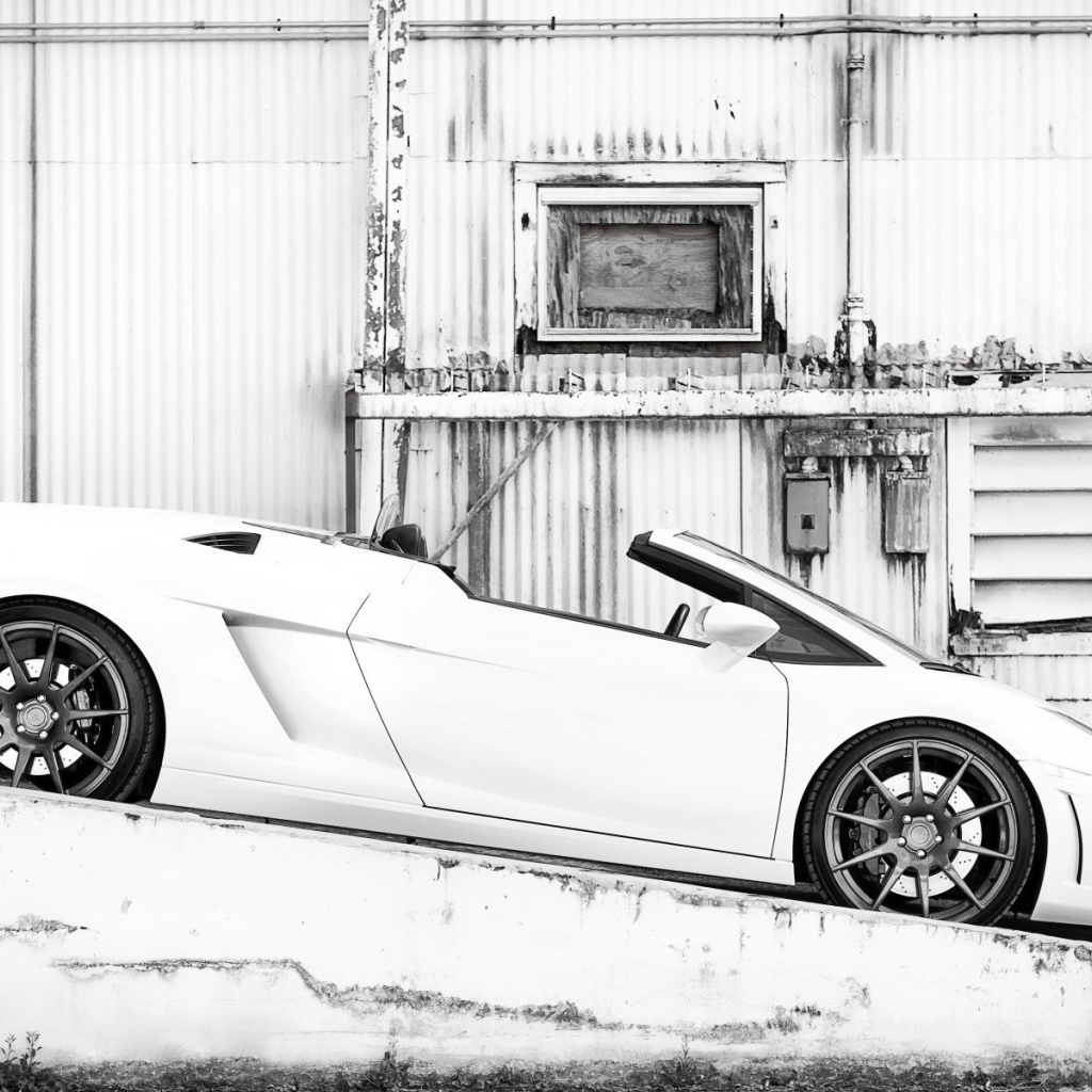 Белый кабриолет стоит на уклоне