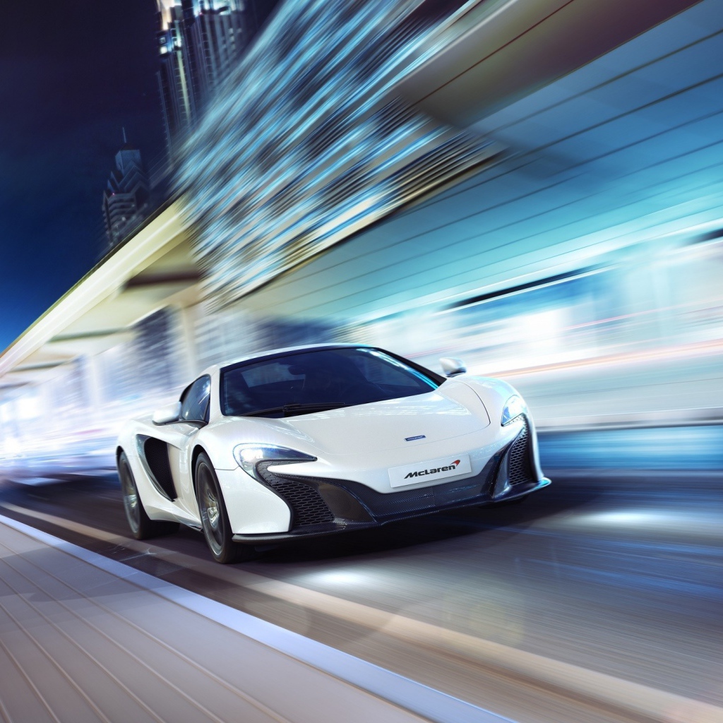 Белый McLaren P1 мчится по улице