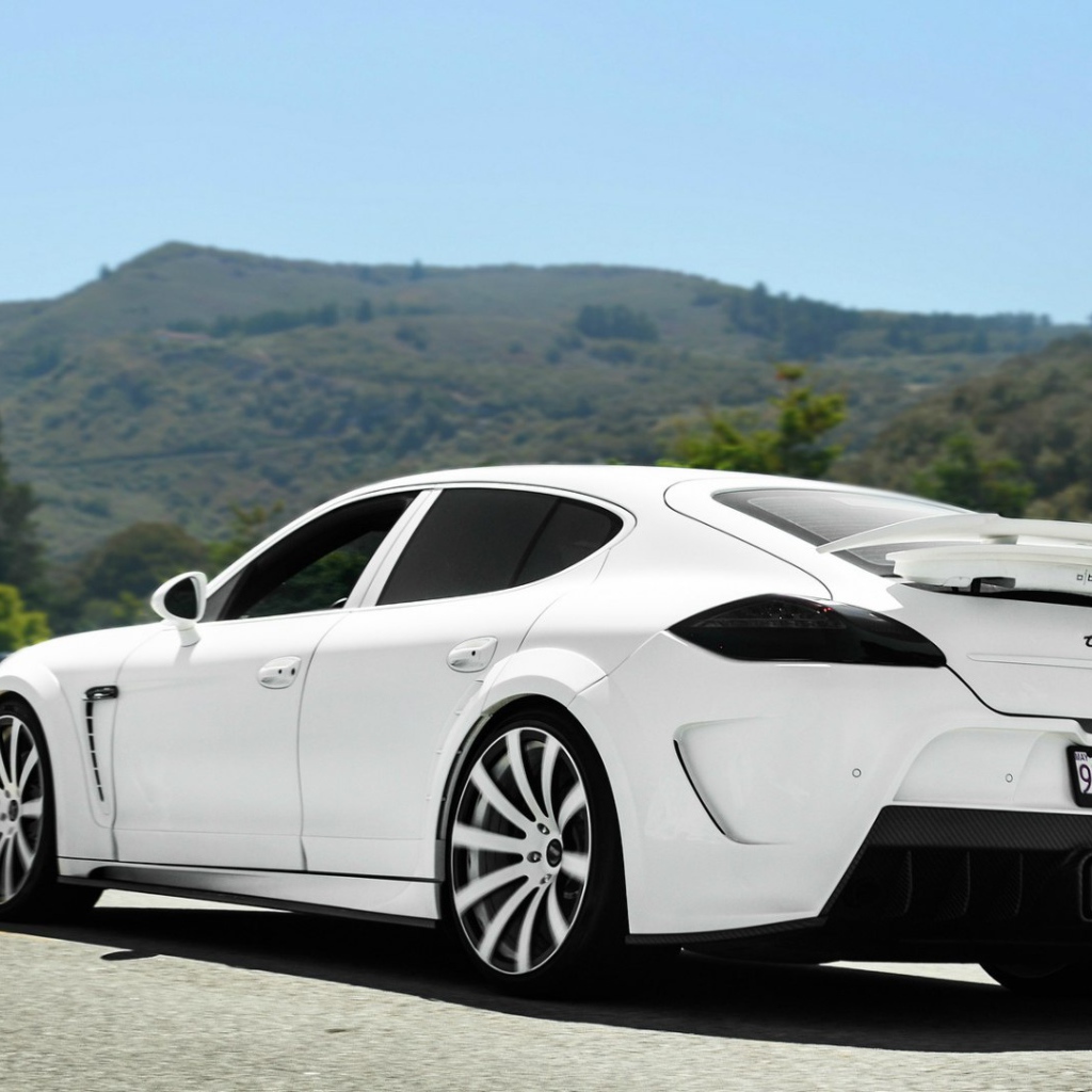 Белый Porsche Panamera Turbo