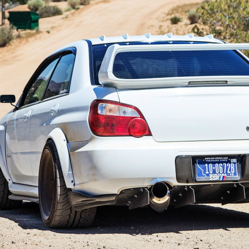 Белая Subaru Impreza STI