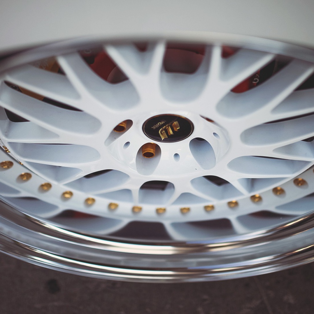 Белый автомобильный диск