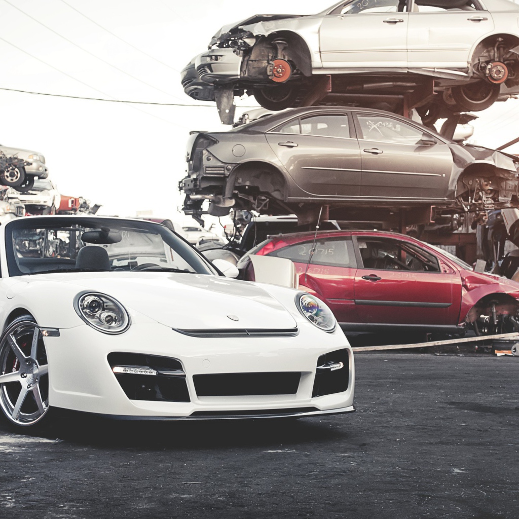 Белый кабриолет на свалке автомобилей