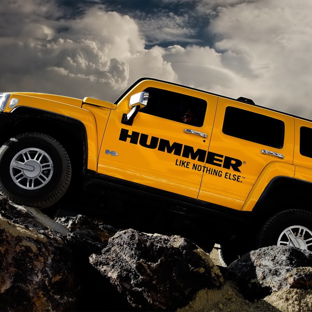 Желтый Hummer на камнях