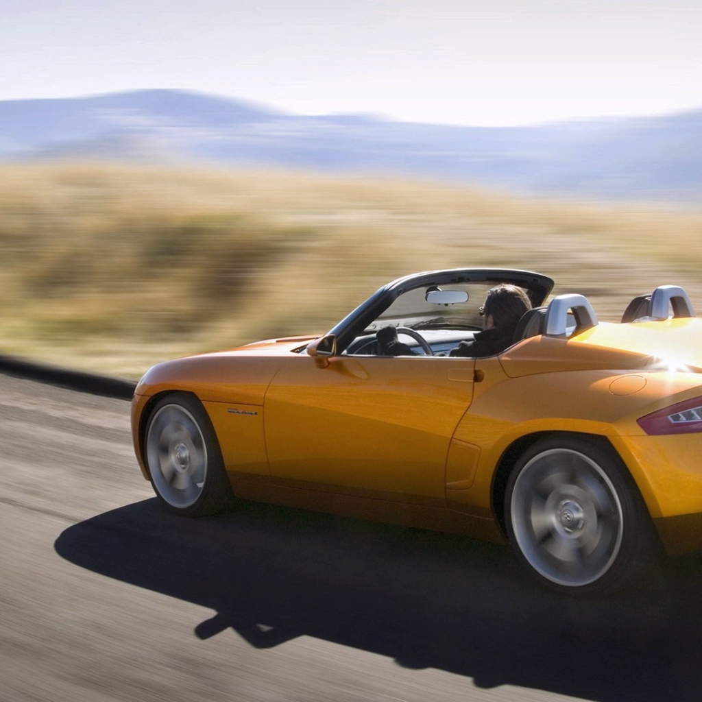 Желтый спортивный кабриолет на шоссе