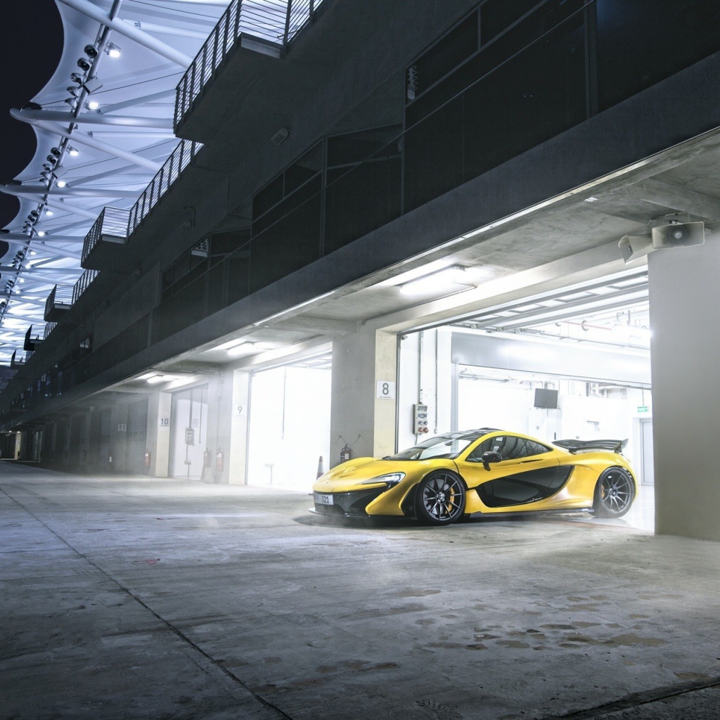 Желтый McLaren выезжает из гаража