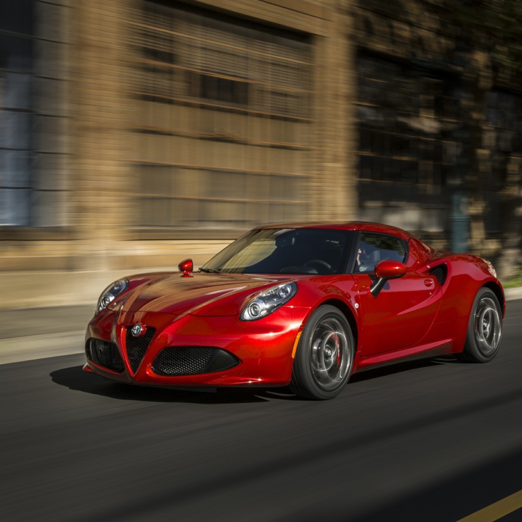 Красный Alfa Romeo 4C на улице