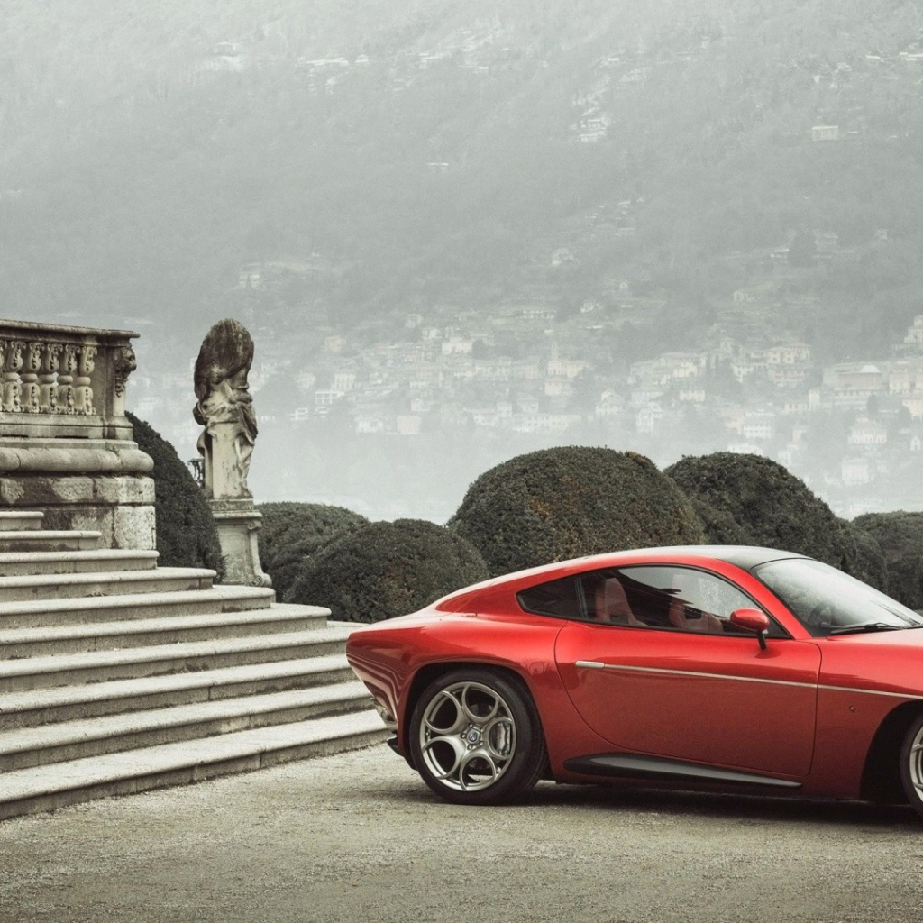 Красная Альфа Ромео у ступенек