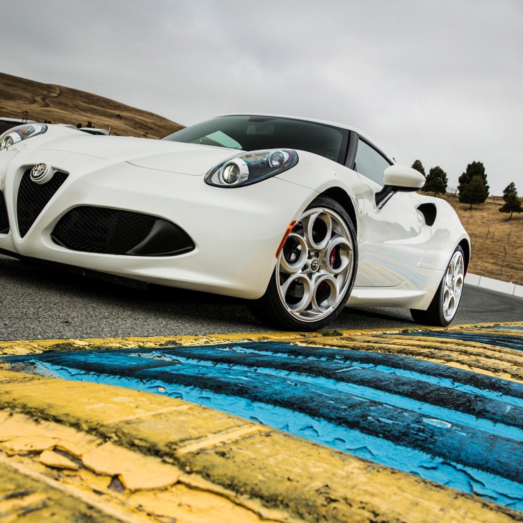 Спортивная машина Alfa Romeo 4C