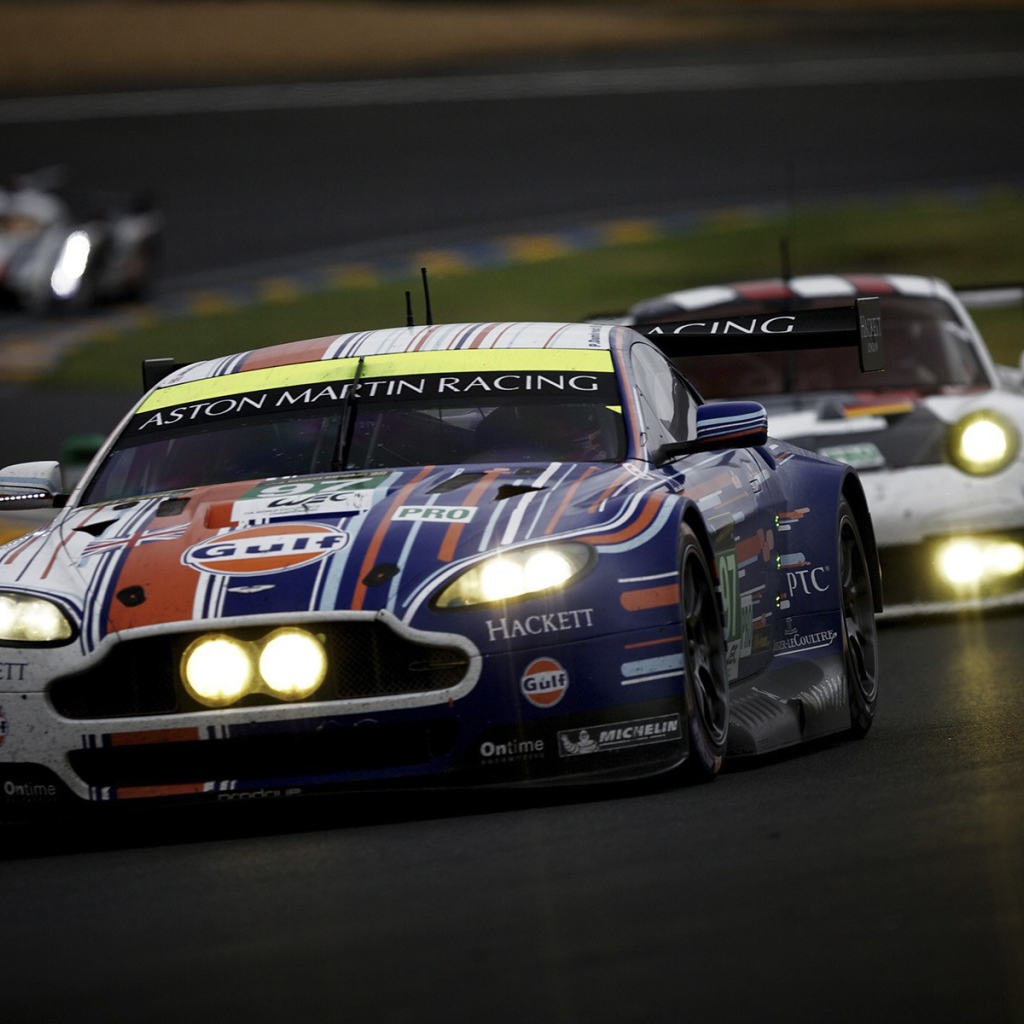 Гоночный Aston Martin с горящими фарами