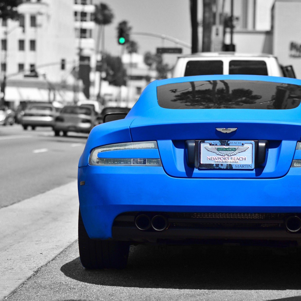 Выделяйся в Aston Martin на фоне серости