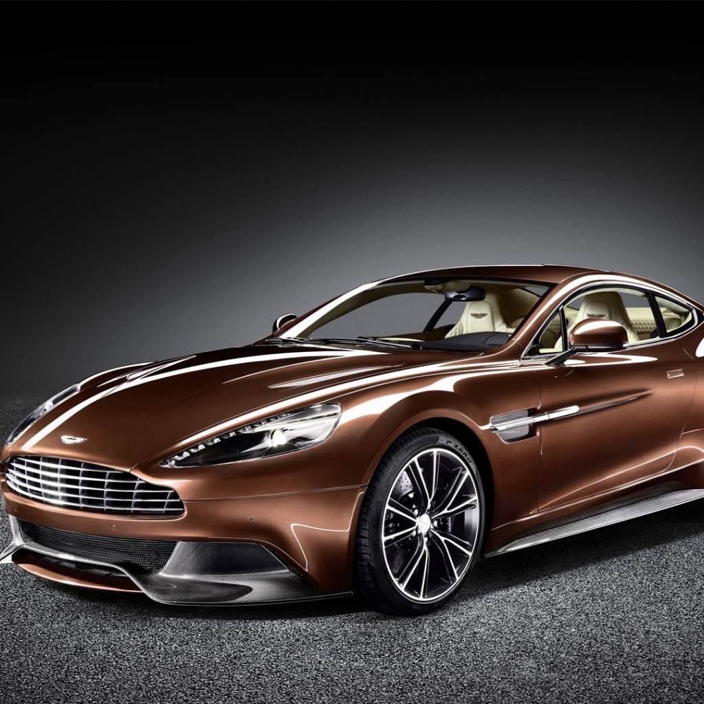Красивый коричневый Aston Martin