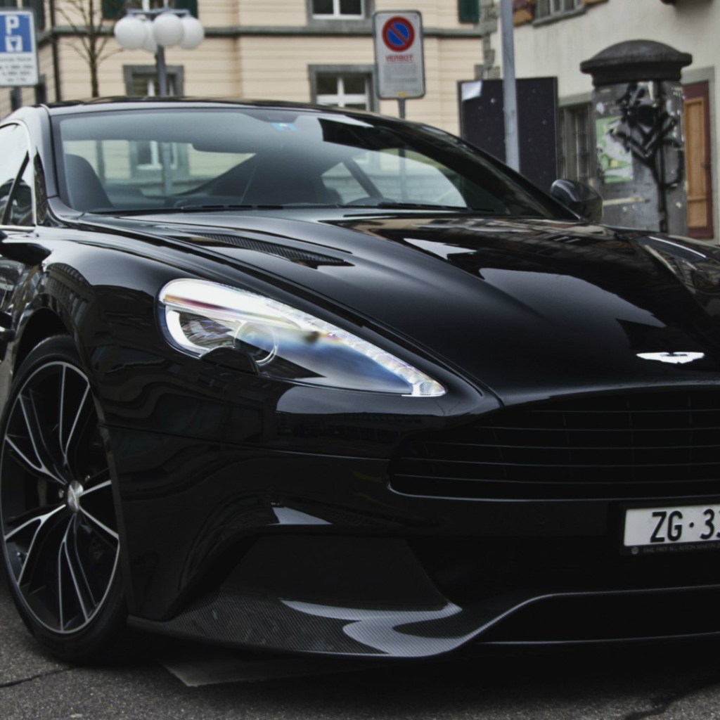 Черный Aston Martin Vanquish