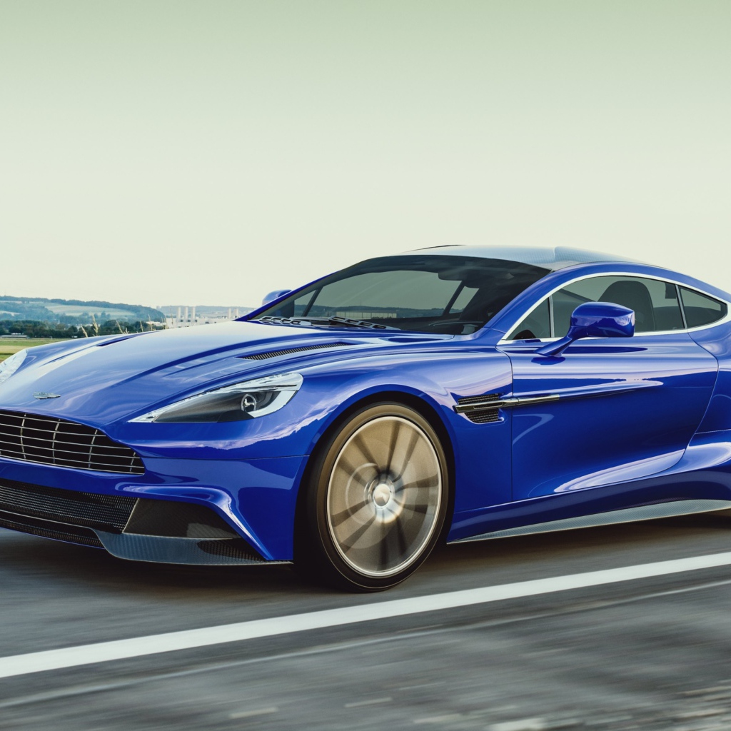 Синий спортивный автомобиль Aston Martin