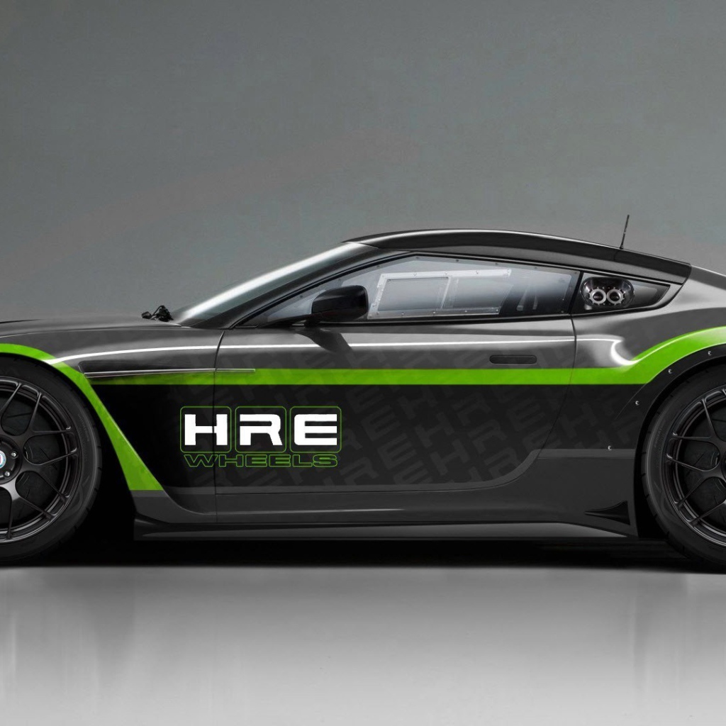 Серый Aston Martin с зеленой полосой