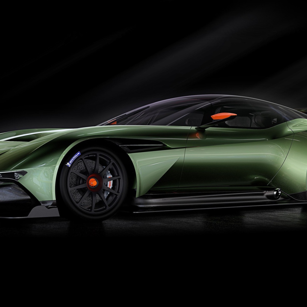 Зеленый спортивный Aston Martin на черном фоне