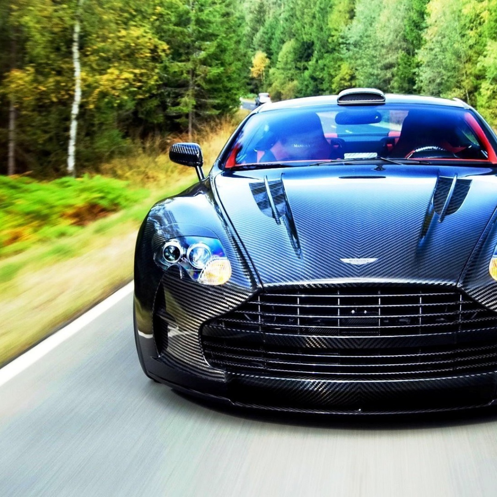Ребристый рисунок на авто Aston Martin