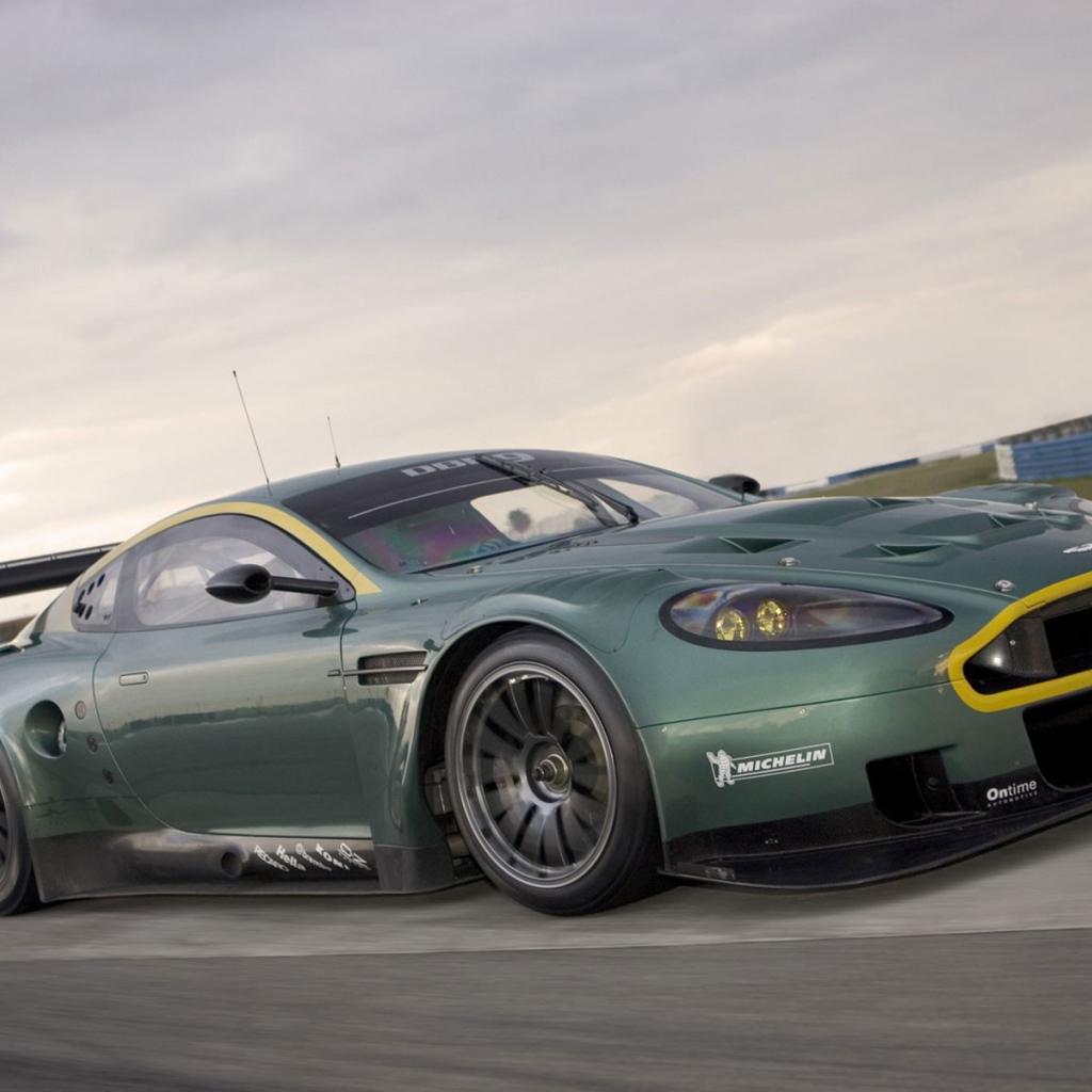 Желтый обод радиаторной решетки Aston Martin