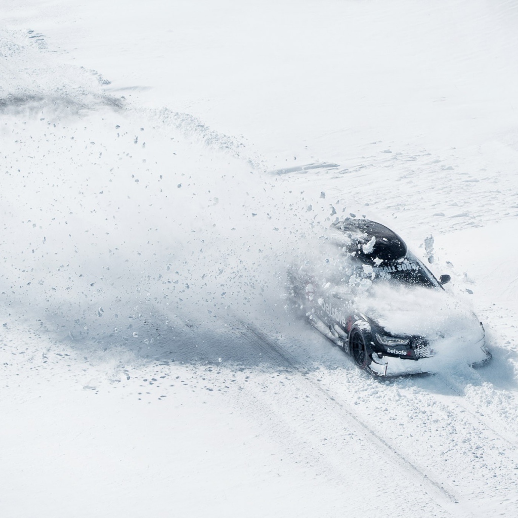 Audi RS6 Avant в снегу