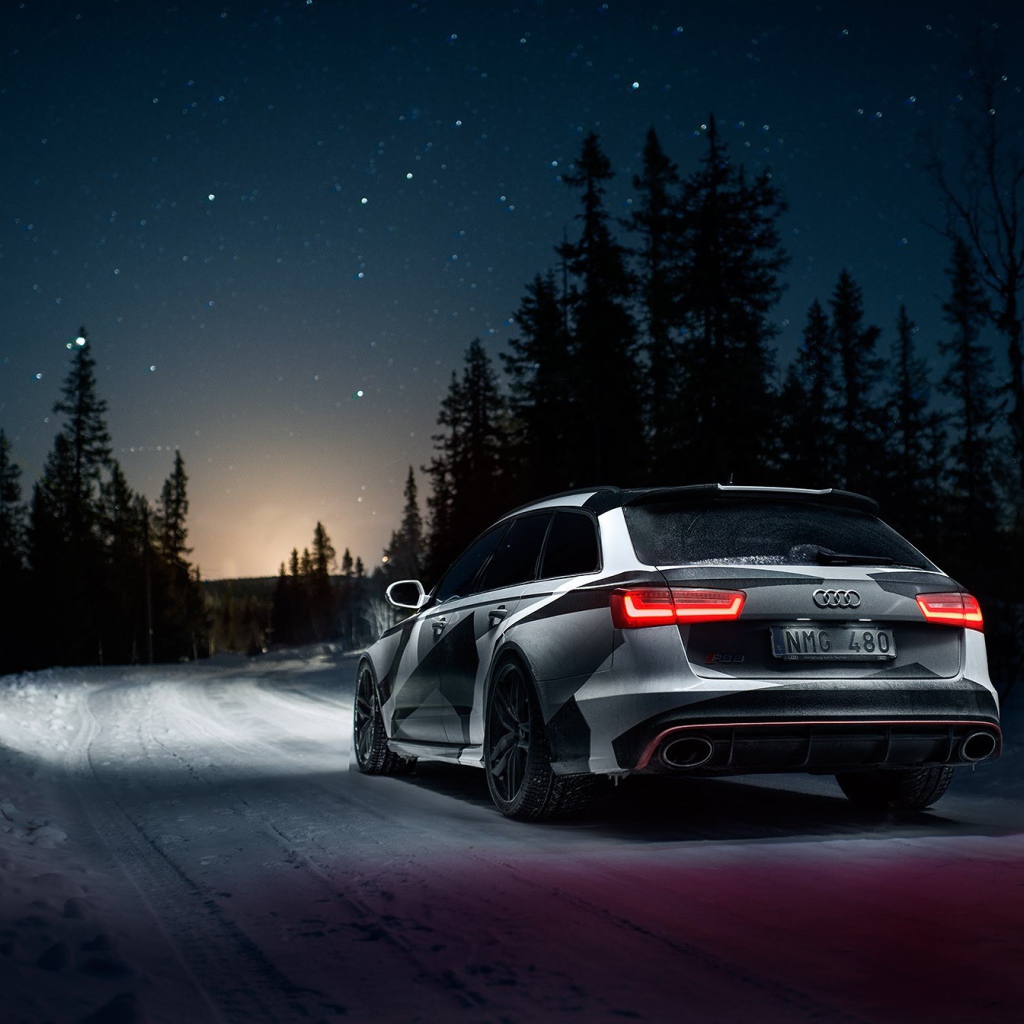 Audi RS6 Avant на ночной дороге