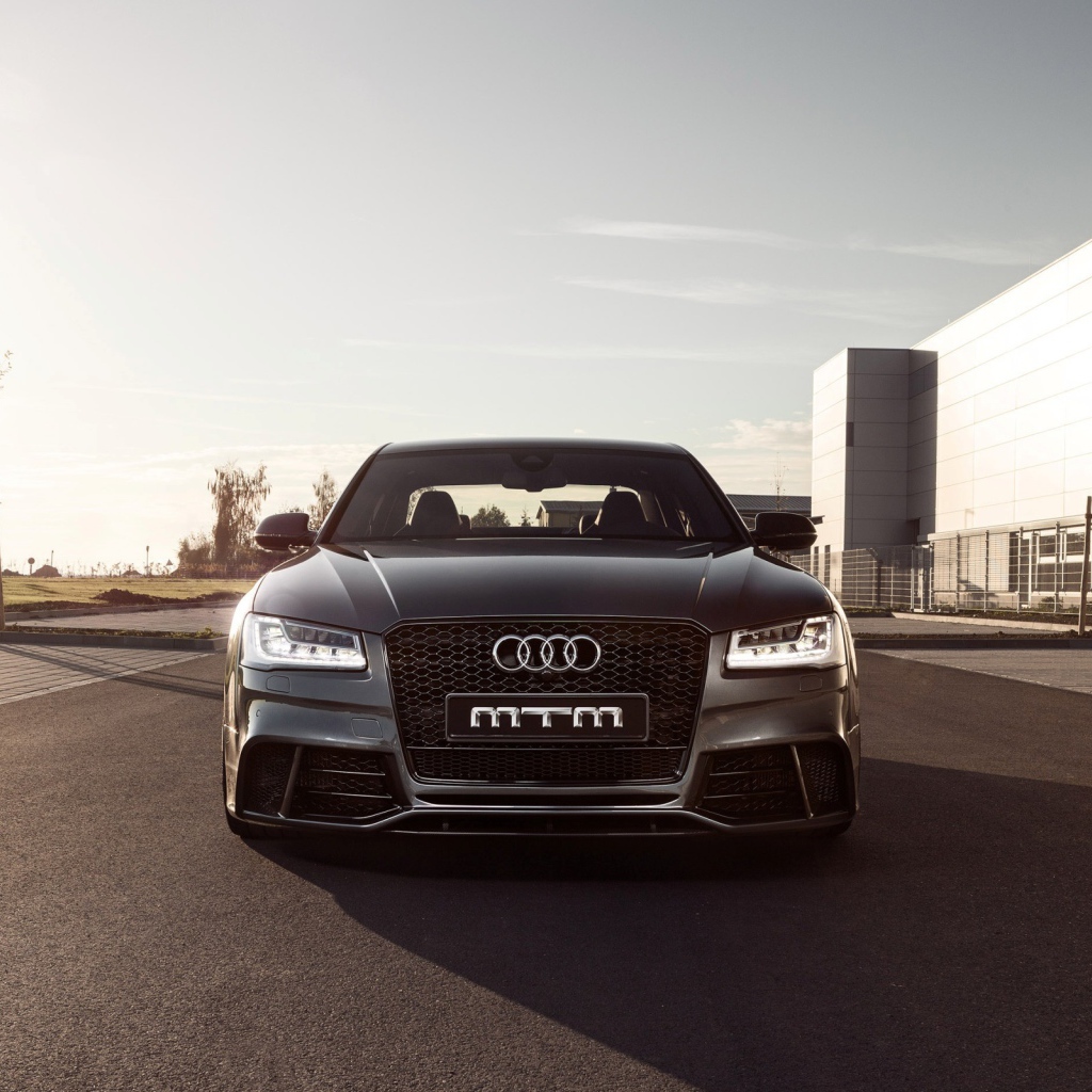 Черный Audi s8 на улице