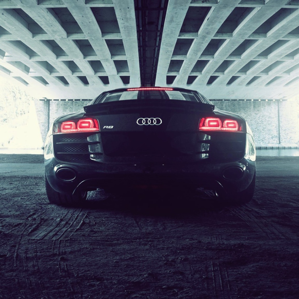 Черный Ауди под мостом