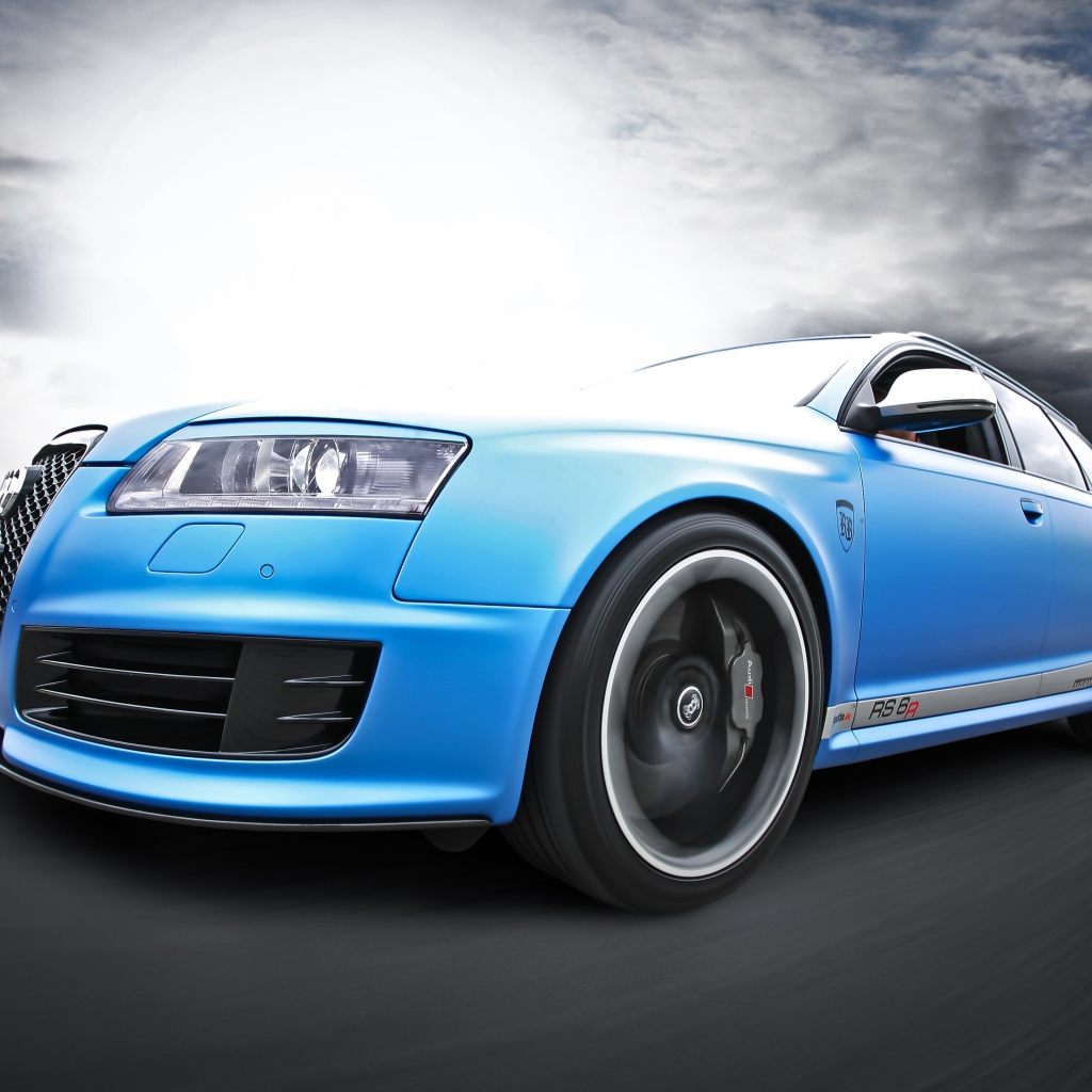 Голубой Audi RS6 Avant на шоссе